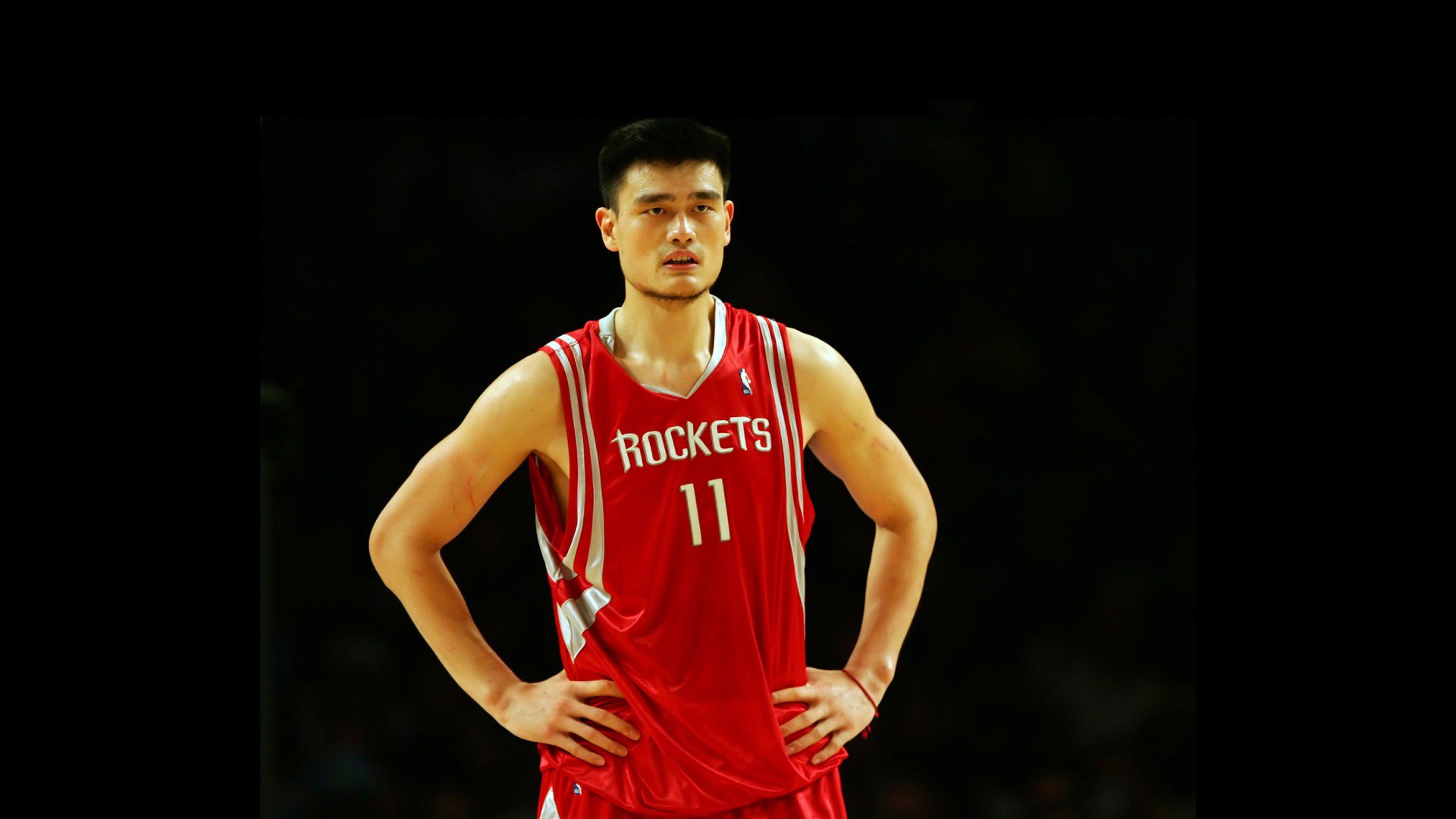 莱万跨界首秀!铁血防守燃爆雄鹿主场,MVP呼声震天
